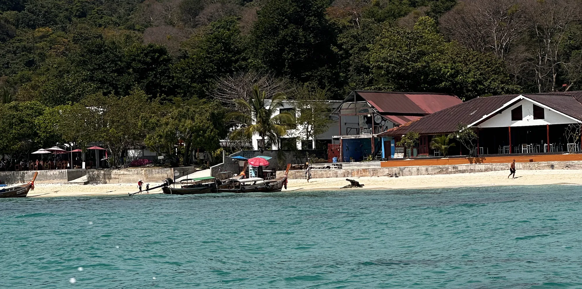 Long Beach auf Koh Phi Phi, mit Longtail-Booten und Hotels direkt am Strand