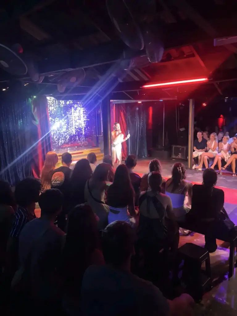 De zaal van Queen's Cabaret in Sairee, Koh Tao - het podium, de glitterwand en het publiek