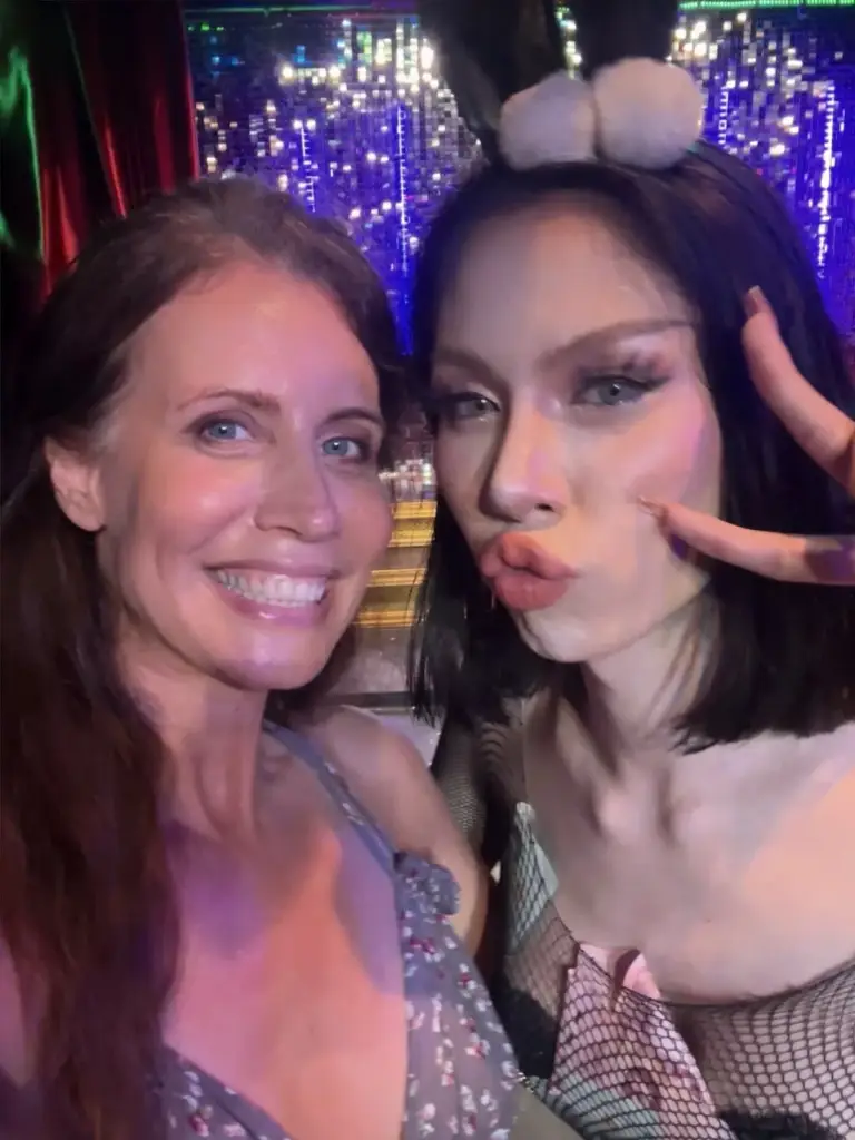 Michelle en een van de artiesten samen op de foto na de show in Queen's Cabaret, Koh Tao
