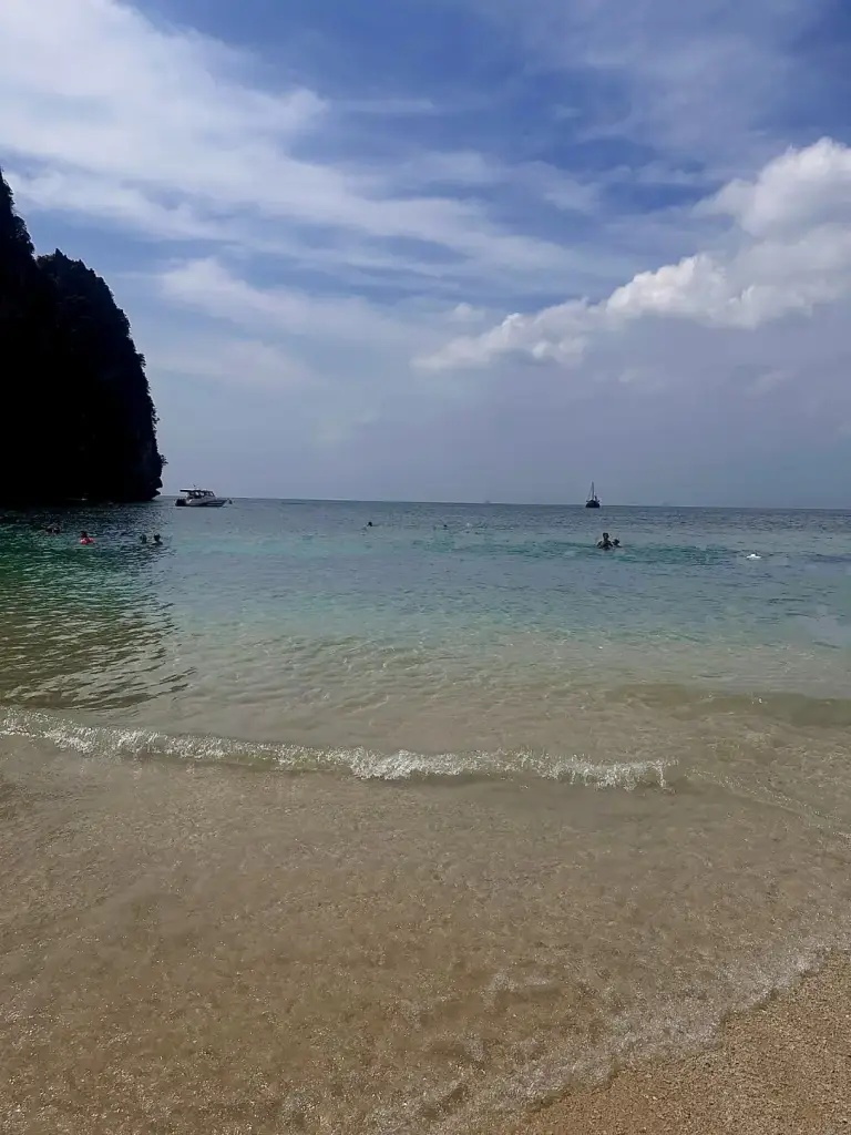 Der Strand von Railay Beach mit flachem, klarem Wasser