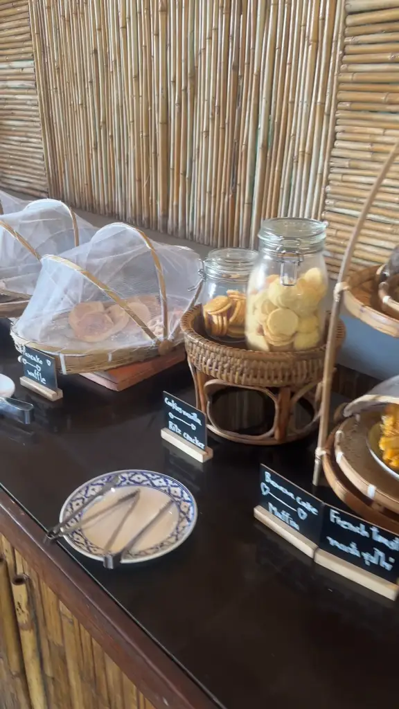 Breakfast at Railay Phutawan Resort: breads and pastries in baskets