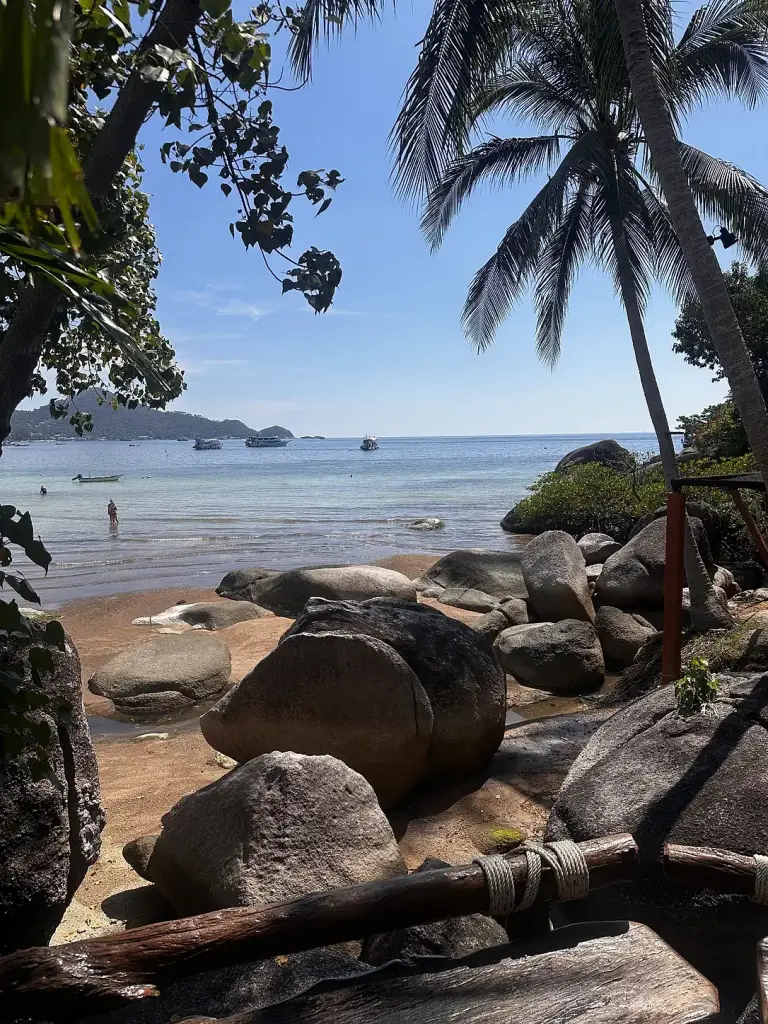 Granite boulders and palm trees below Rim Lae Restaurant