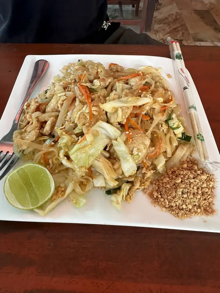 Pad thai with lime and peanuts in Sairee