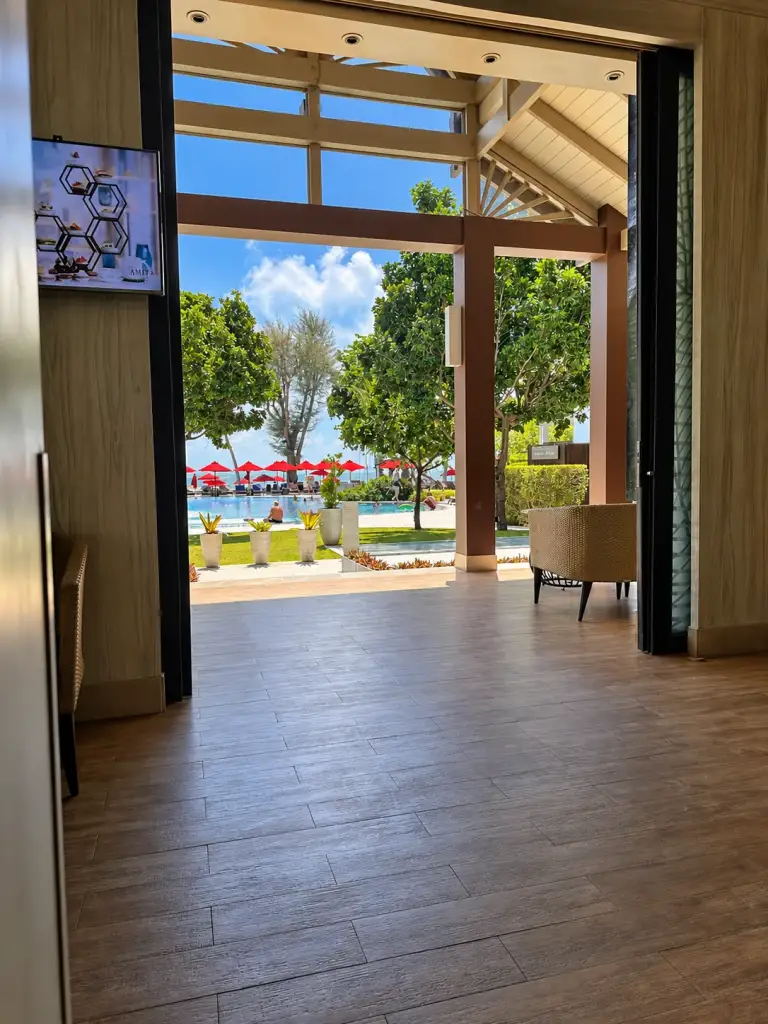 Die Lobby-Lounge im Amari mit Korbsesseln
