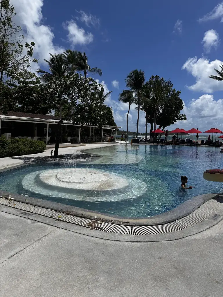 Der Pool mit dem runden Brunnen im Amari Koh Samui