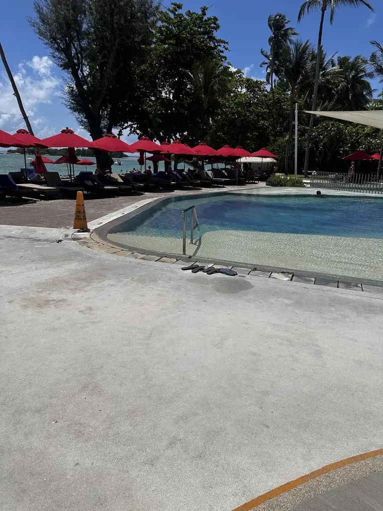 Der Pool mit Blick auf den Strand im Amari Koh Samui