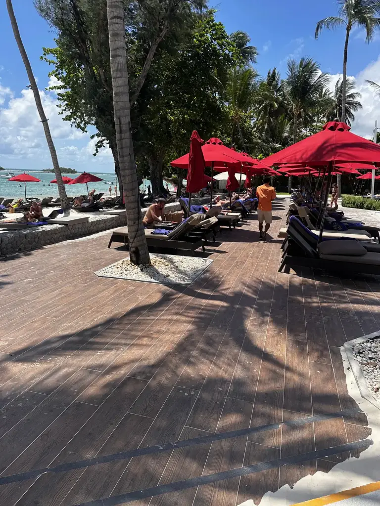 Rote Sonnenschirme mit Blick aufs Meer im Amari Koh Samui