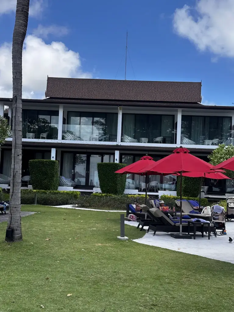 Zimmergebäude mit Blick auf den Rasen im Amari Koh Samui