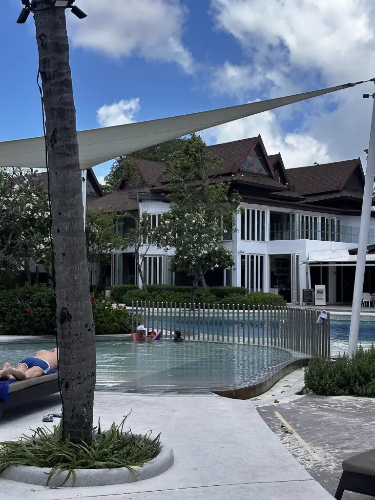 Ein Pool zwischen den Zimmergebäuden im Amari Koh Samui