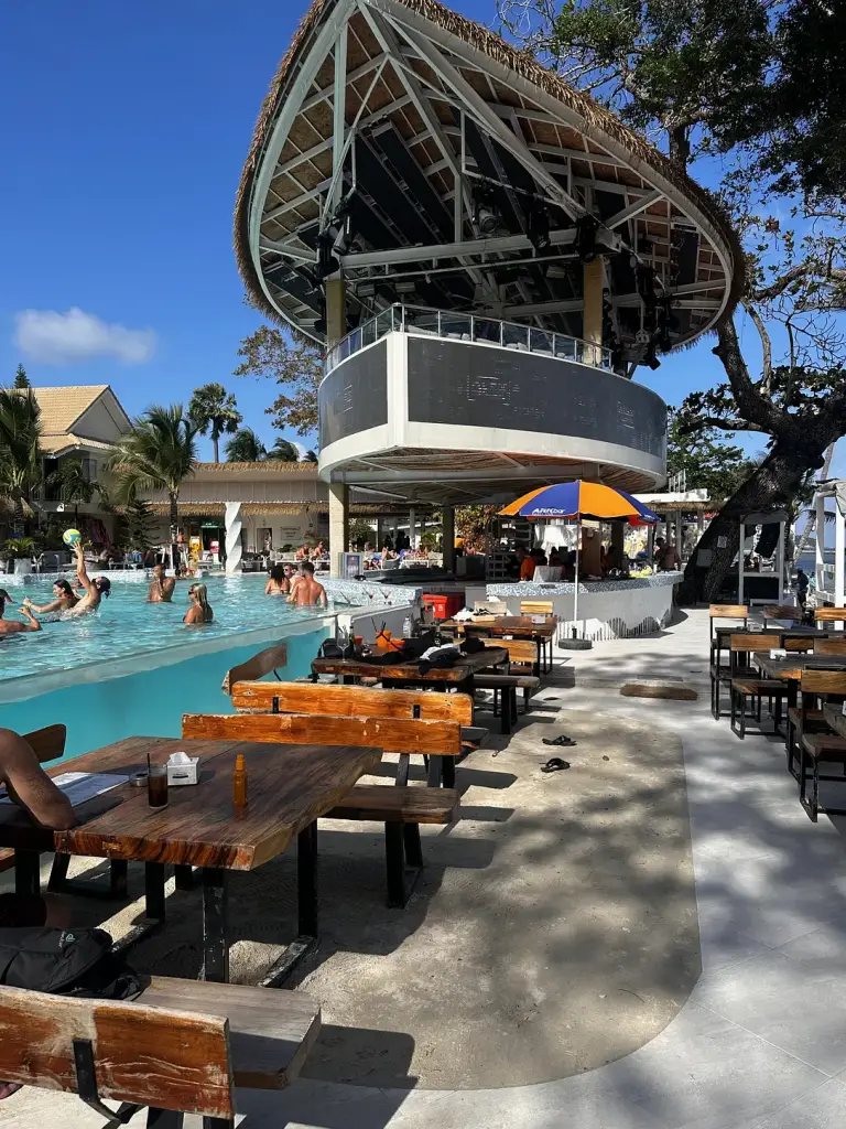 La piscine et le bâtiment du bar à l'ARKbar Beach Resort