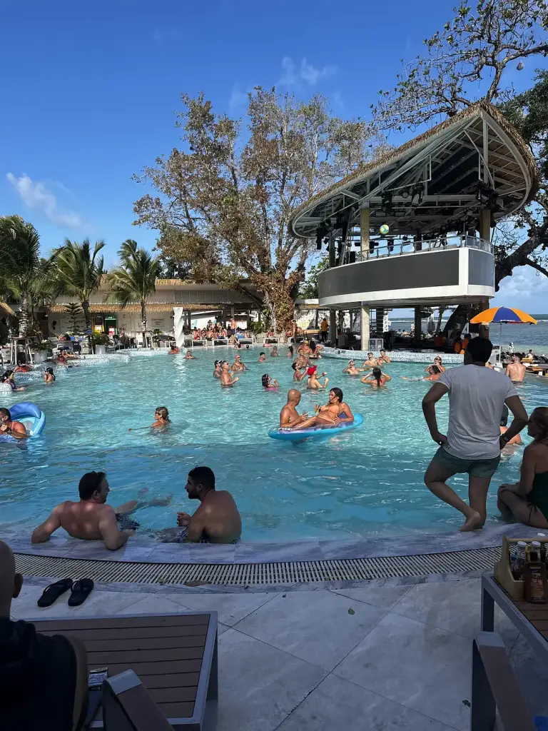 La piscine à midi à l'ARKbar Beach Resort