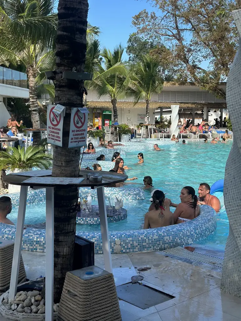 Coins pour s'asseoir dans la piscine à l'ARKbar Beach Resort