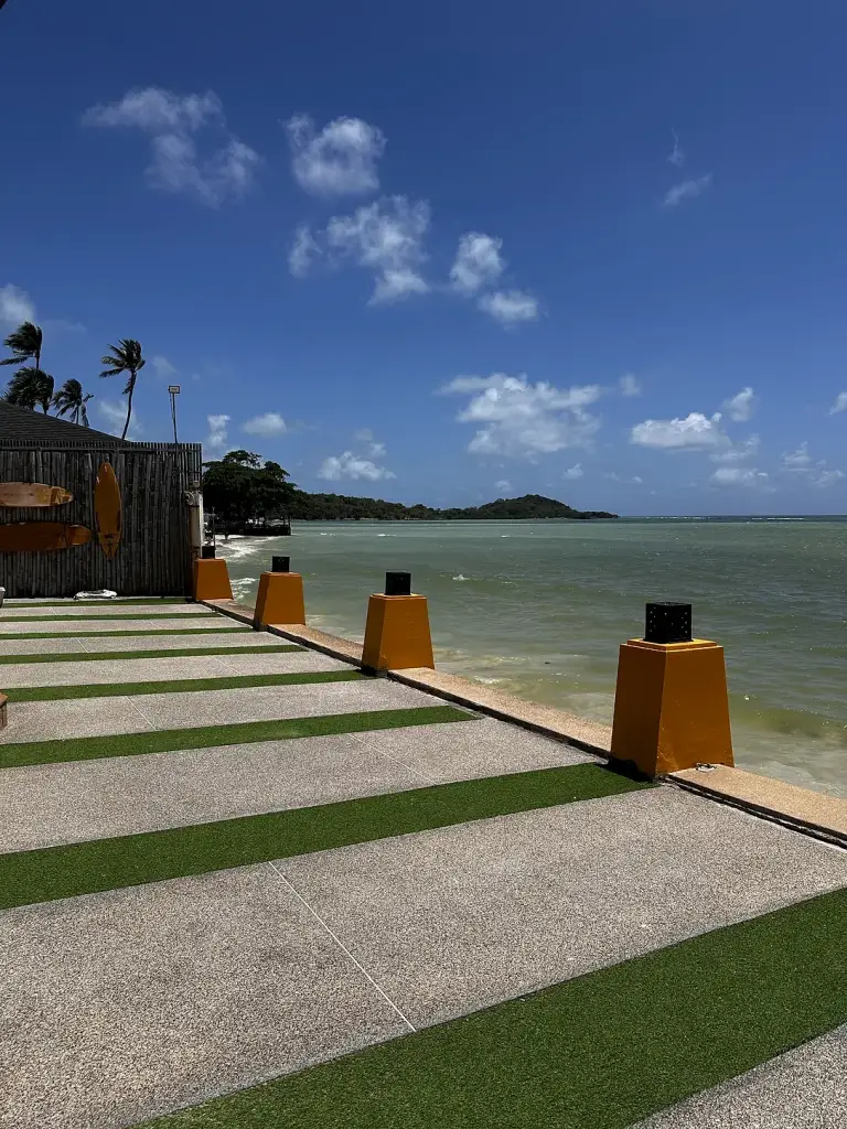 Ein Weg am Strand entlang im Beyond Samui