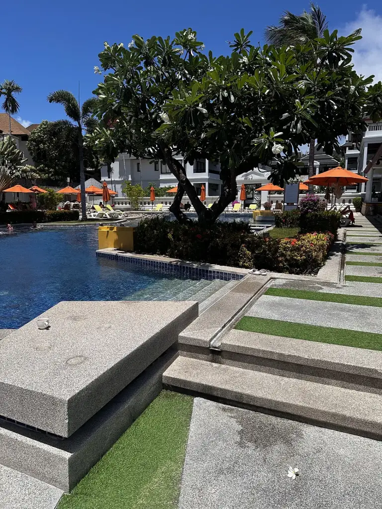 Der Pool und die Sonnenliegen im Beyond Samui