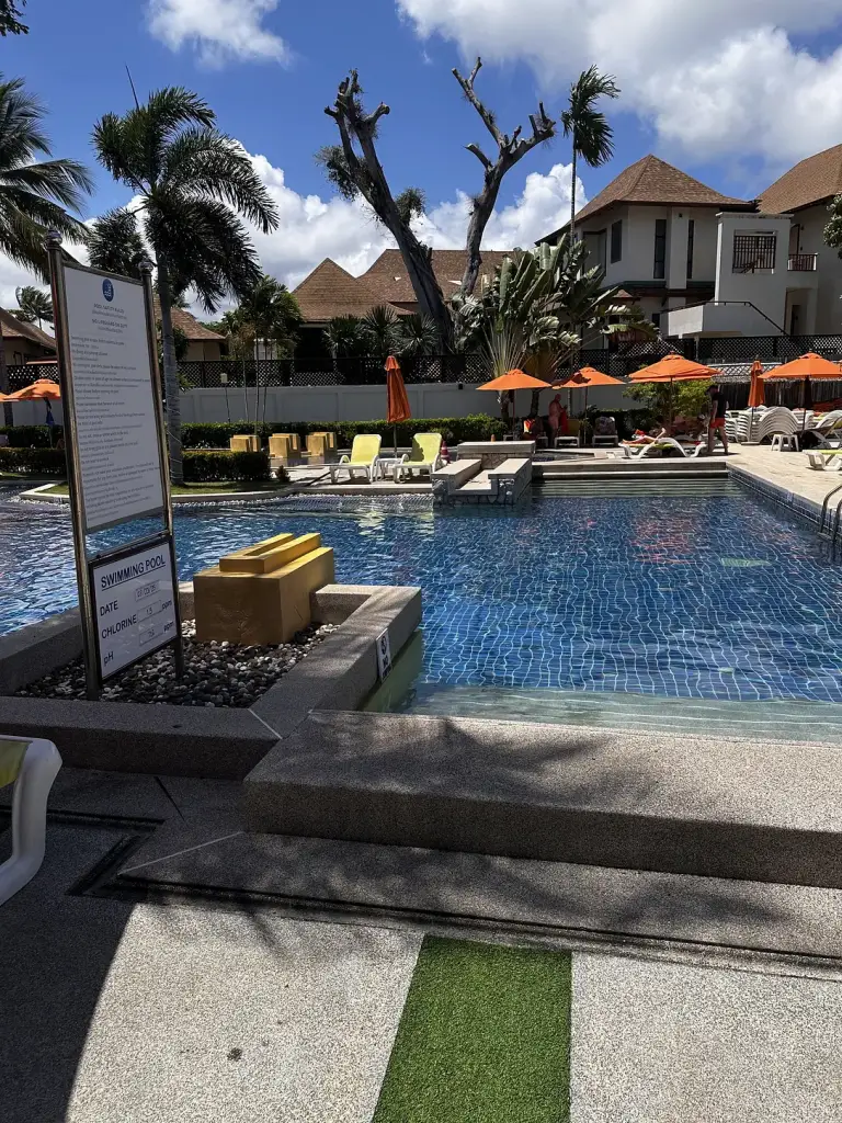 Der Pool und die Gebäude des Beyond Samui