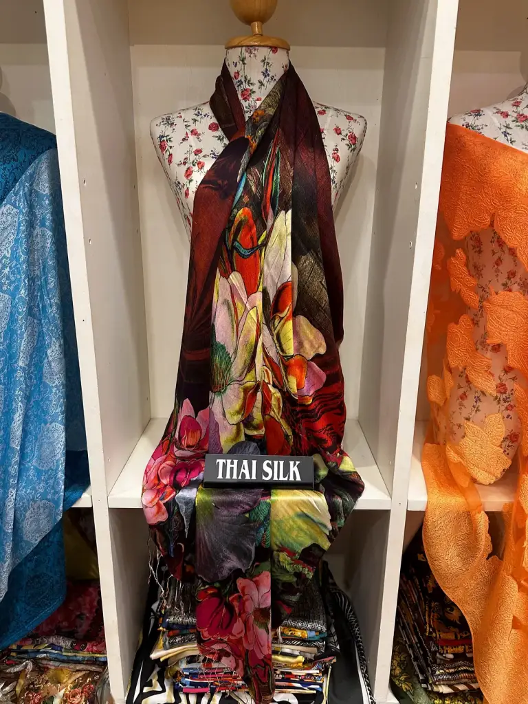 Des foulards exposés - Boutique Asia, Koh Samui