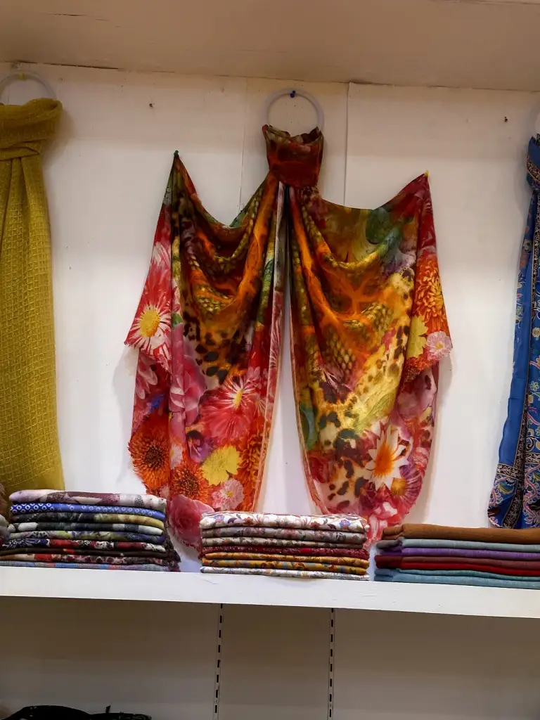 Des foulards déployés au mur - Boutique Asia, Koh Samui