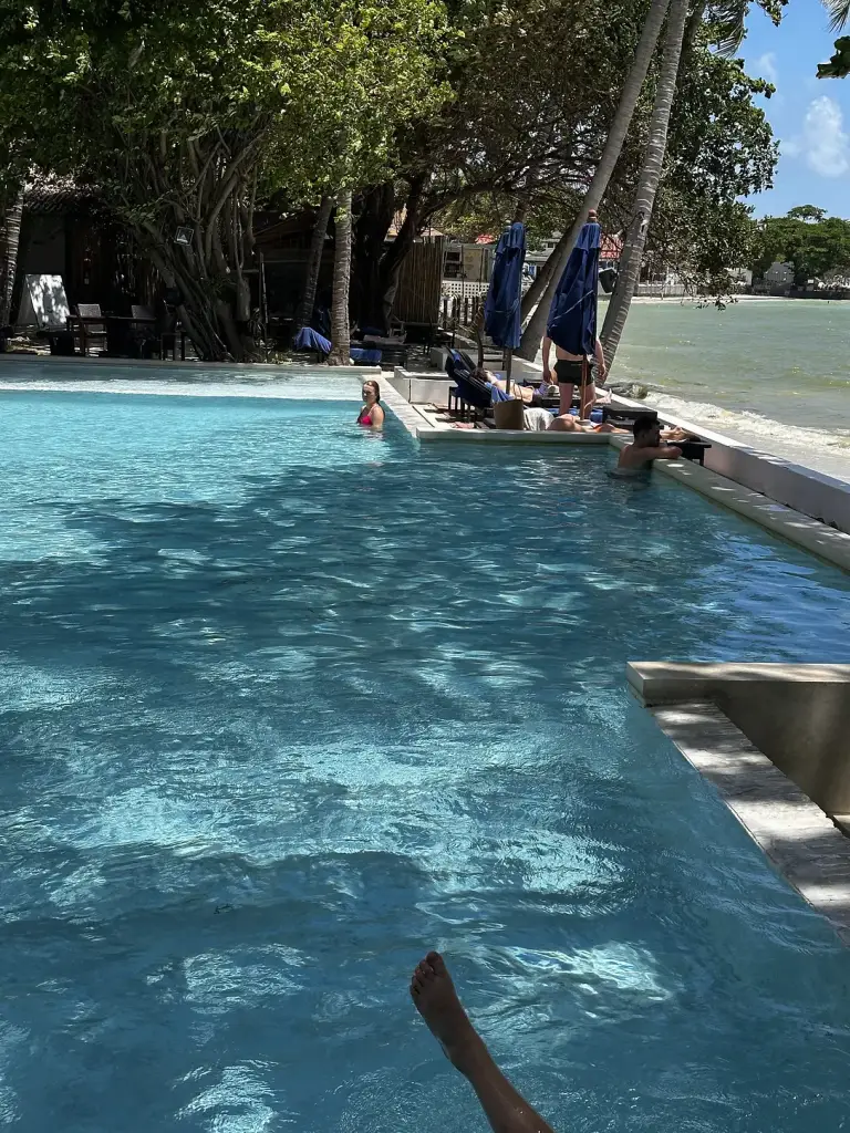 Der Pool mit Blick auf den Strand - The Briza Beach Resort, Koh Samui