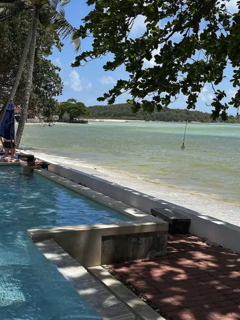 Das Meer hinter dem Pool - The Briza Beach Resort, Koh Samui
