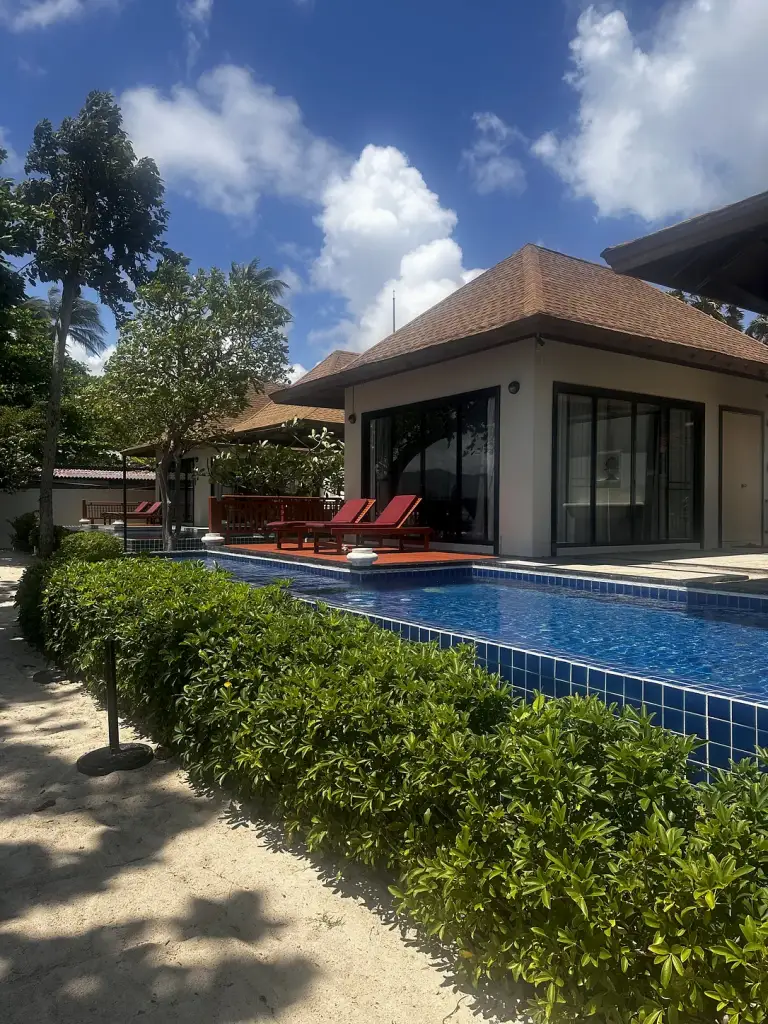 Die Reihe der Zimmer mit Pool - The Briza Beach Resort, Koh Samui