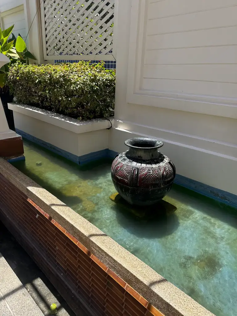 Das Wassergefäß am Eingang - The Briza Beach Resort, Koh Samui