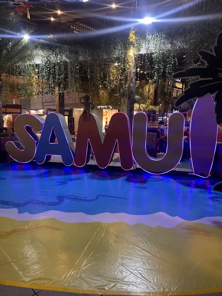 שלט SAMUI בערב - Central Samui, קוסמוי
