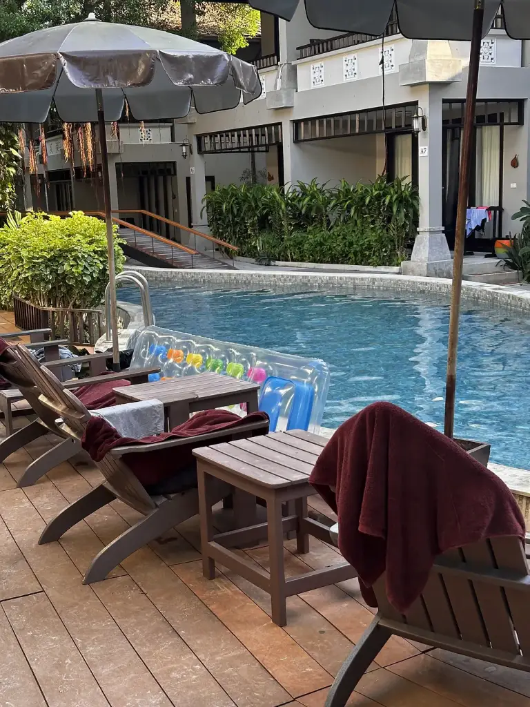 Ein Pool zwischen den Zimmergebäuden im Chaweng Garden