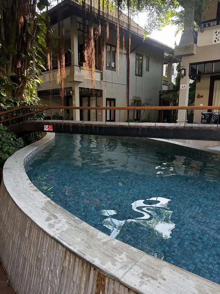 Ein geschwungener Pool im Garten des Chaweng Garden