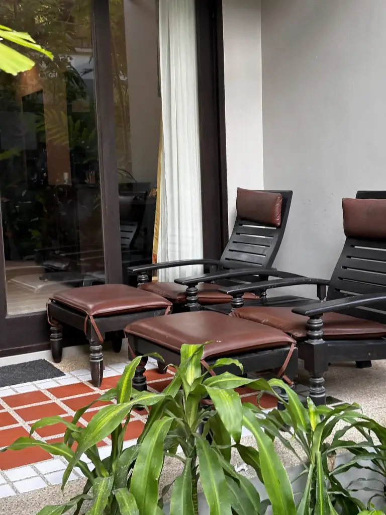 Ein Zimmerbalkon mit Blick auf den Pool im Chaweng Garden Beach Resort