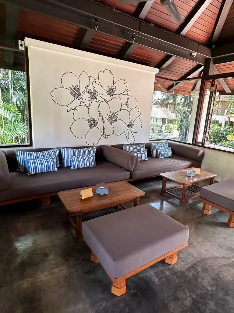 Eine Lounge mit braunen Sofas im Chaweng Regent