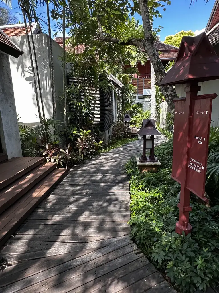 Ein von Laternen beleuchteter Weg durch die Gärten des Chaweng Regent