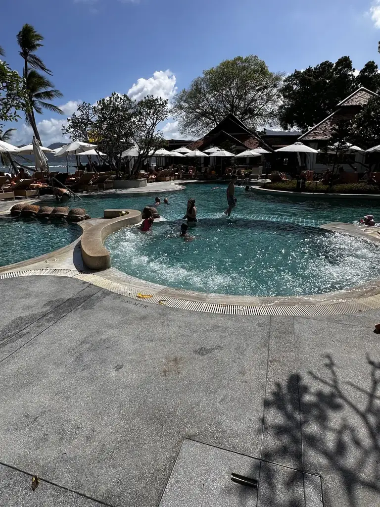 Der Pool neben dem Strand im Chaweng Regent