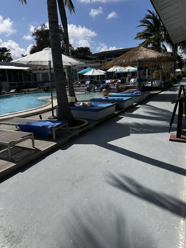 Sonnenliegen am Pool im Chaweng Regent