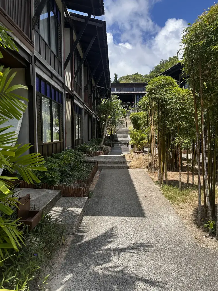 Der Weg zwischen den Gebäuden - Chura Samui, Koh Samui