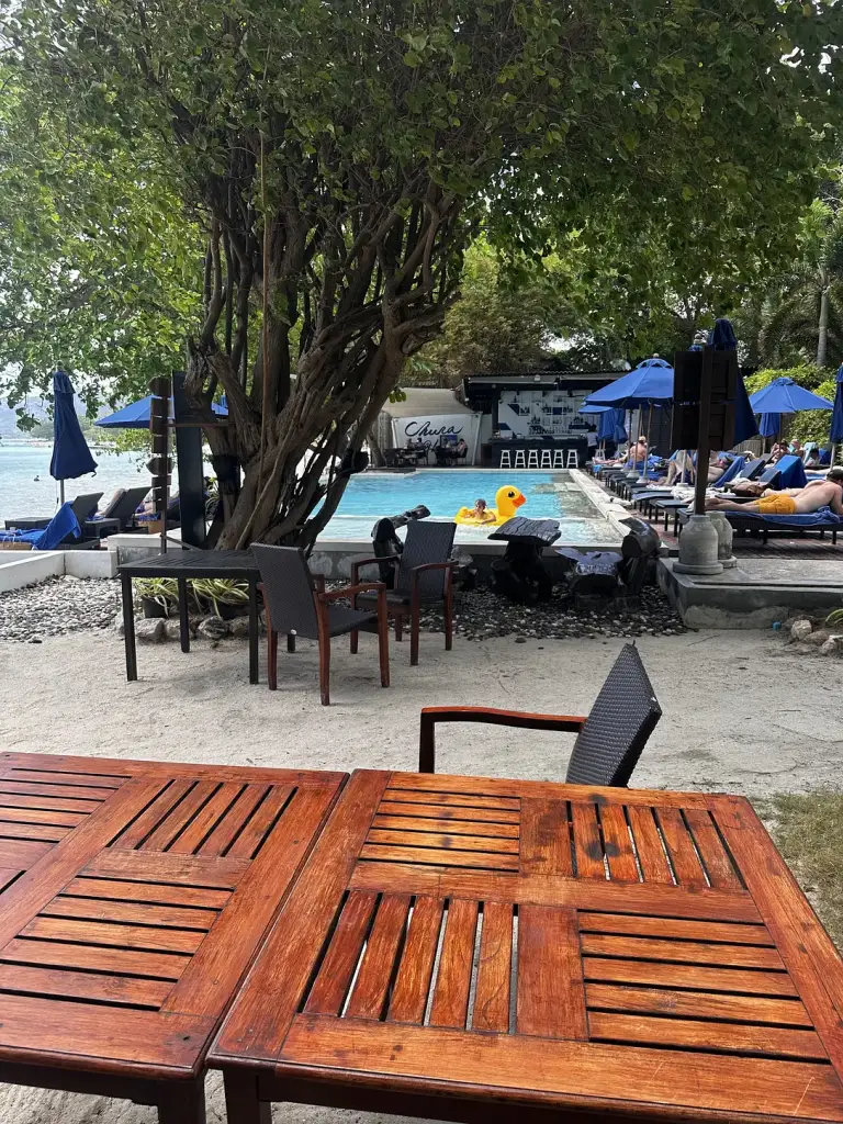 Ein Sitzbereich am Pool - Chura Samui, Koh Samui