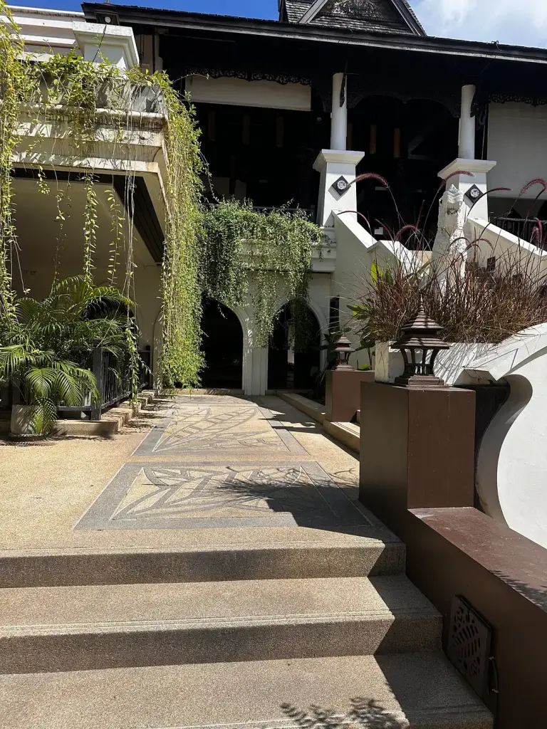 De ingang van het terrein - Dara Samui Beach Resort, Koh Samui