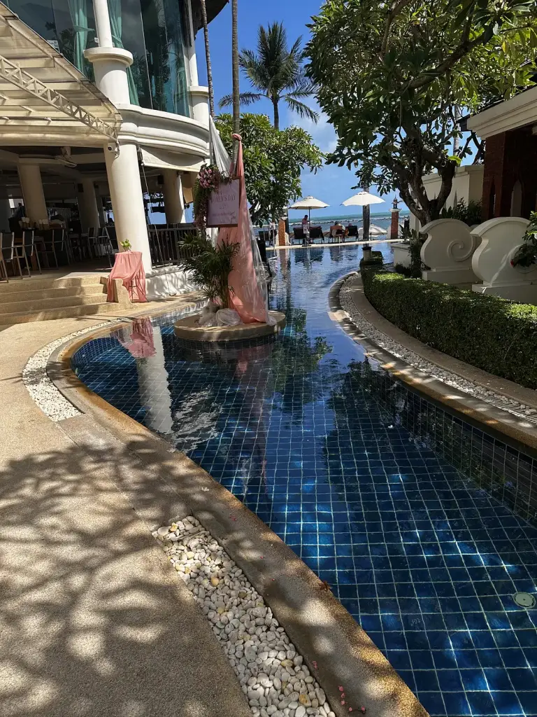 Het lange zwembad - Dara Samui Beach Resort, Koh Samui