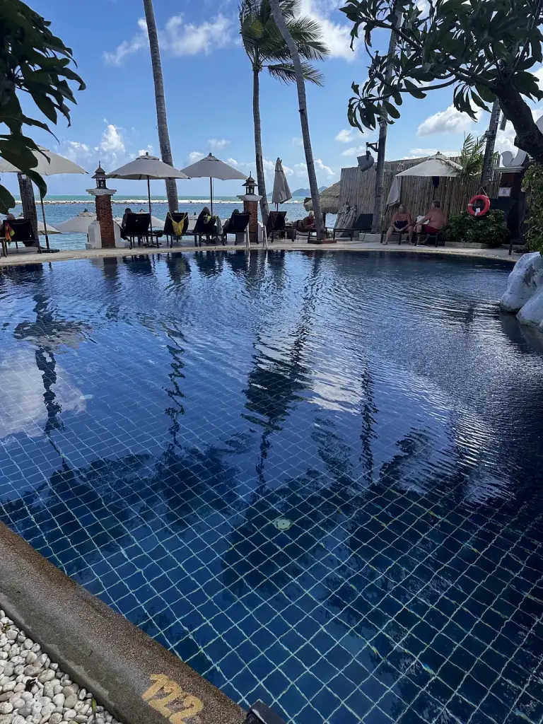 Het zwembad aan zee - Dara Samui Beach Resort, Koh Samui