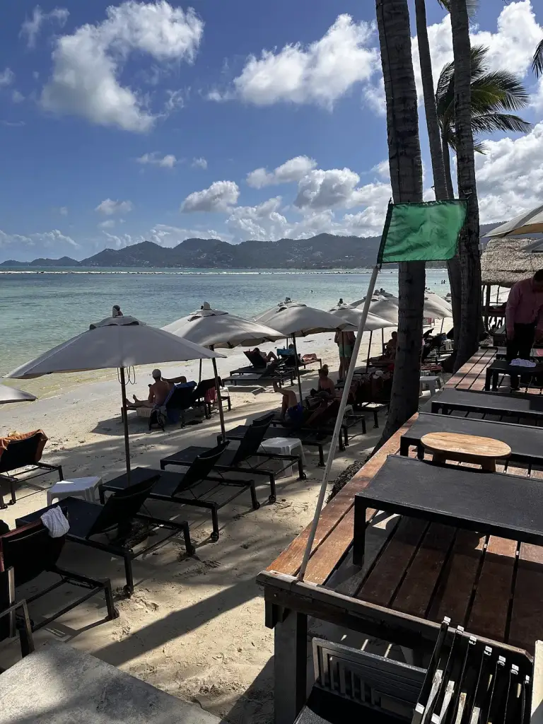Ligbedden op het strand - Dara Samui Beach Resort, Koh Samui
