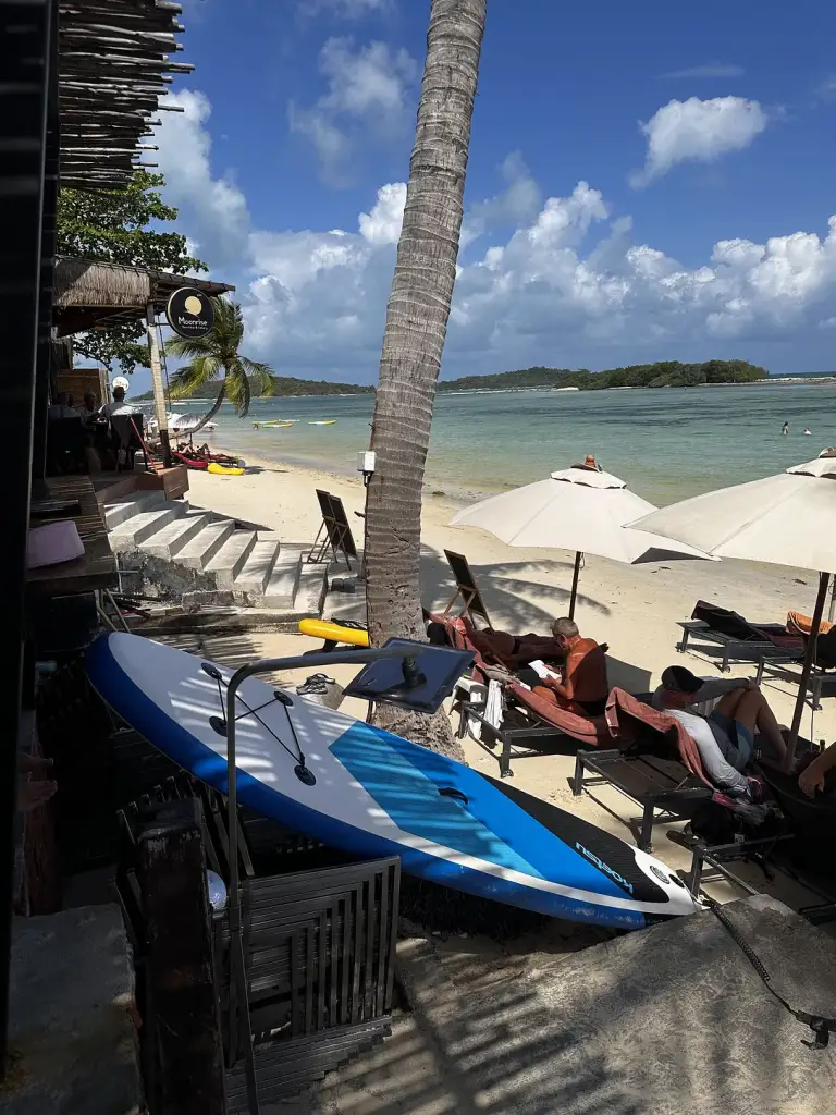 Het strand voor het hotel - Dara Samui Beach Resort, Koh Samui