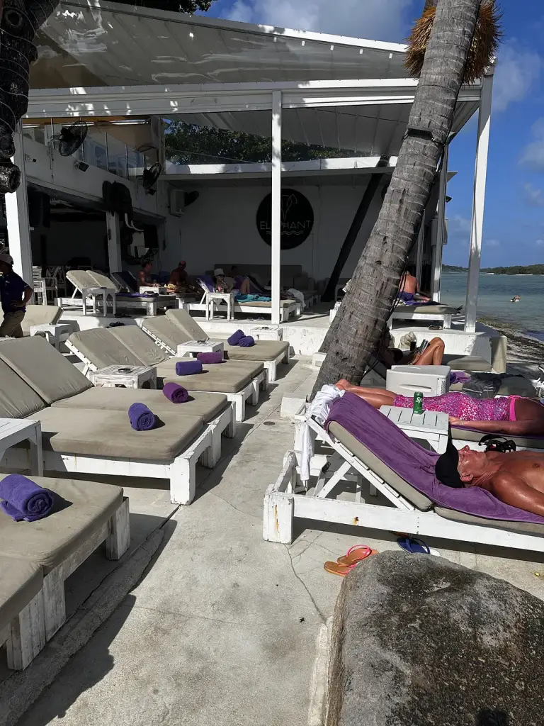 Des transats au bord de la mer - Elephant Beach Club & Resort, Koh Samui