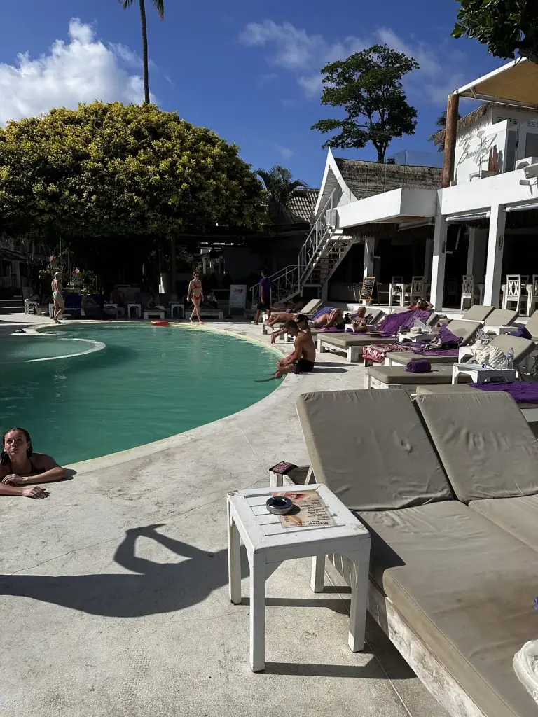 Des transats autour de la piscine - Elephant Beach Club & Resort, Koh Samui