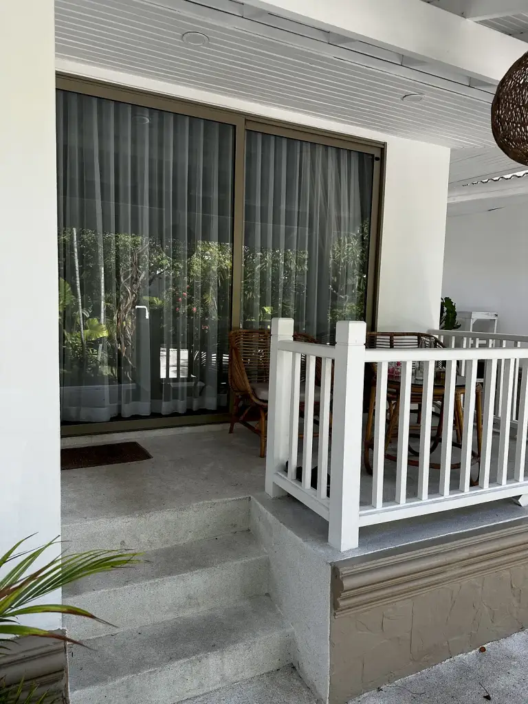 La terrasse d'un bungalow blanc - Elephant Beach Club & Resort, Koh Samui