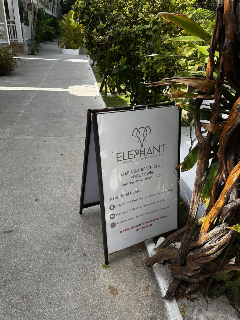L'enseigne à l'entrée du domaine - Elephant Beach Club & Resort, Koh Samui