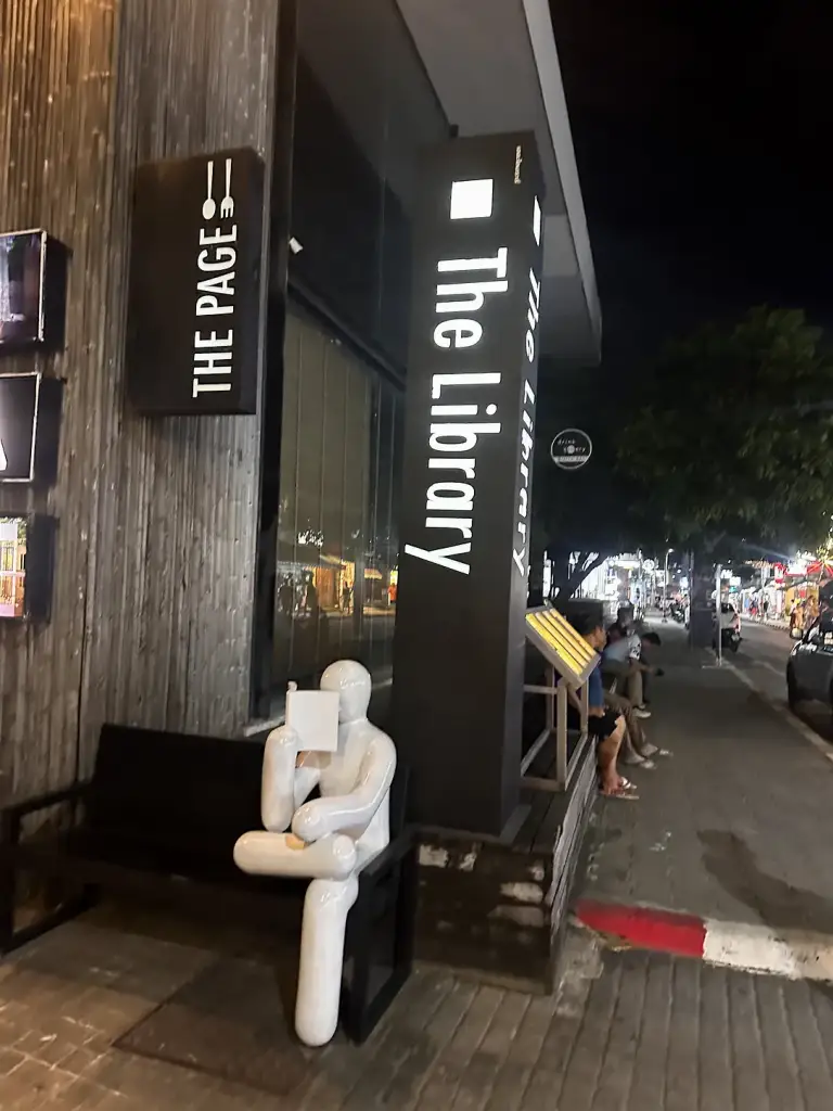 Der Eingang von der Hauptstraße am Abend - The Library, Koh Samui