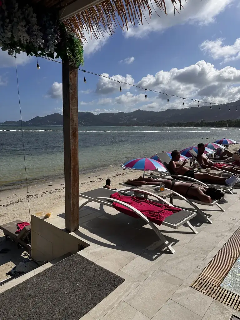 Sonnenliegen mit Blick aufs Meer - Love Beach Club & Resort, Koh Samui