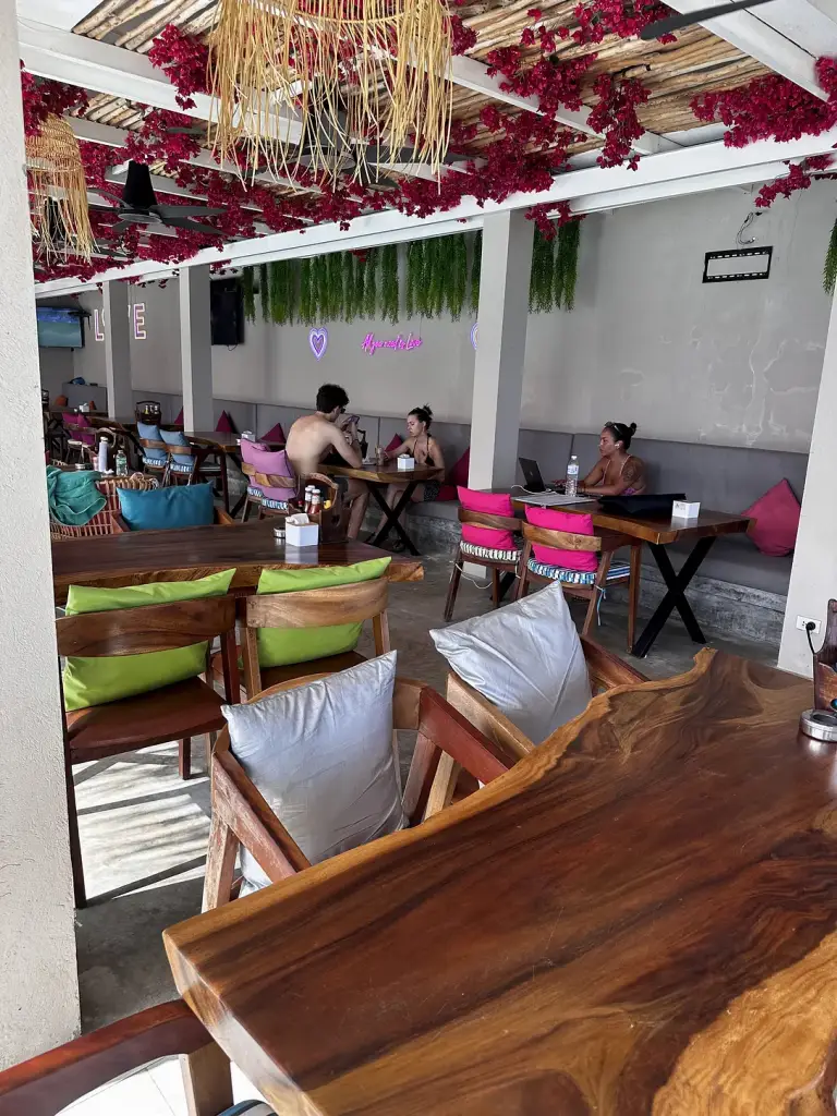 Sitzbereiche im Restaurant - Love Beach Club & Resort, Koh Samui