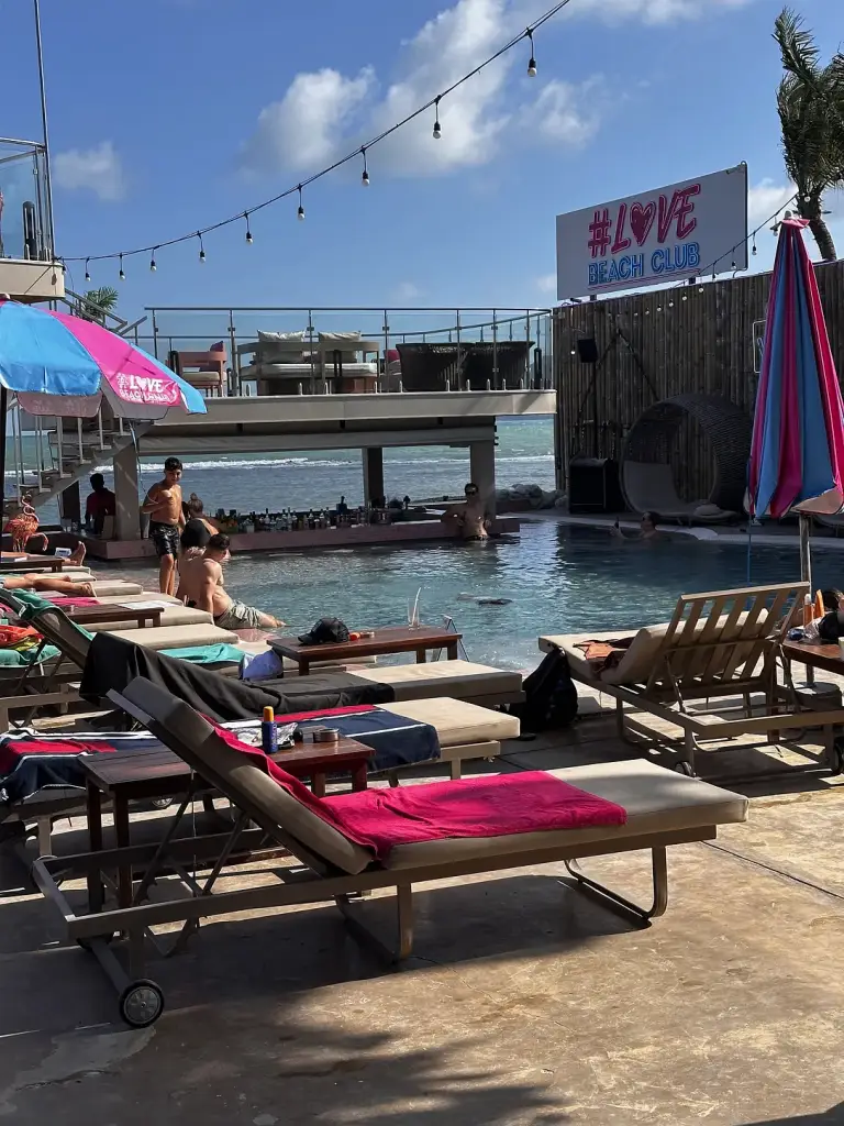 Der zweite Pool und die Sonnenliegen - Love Beach Club & Resort, Koh Samui
