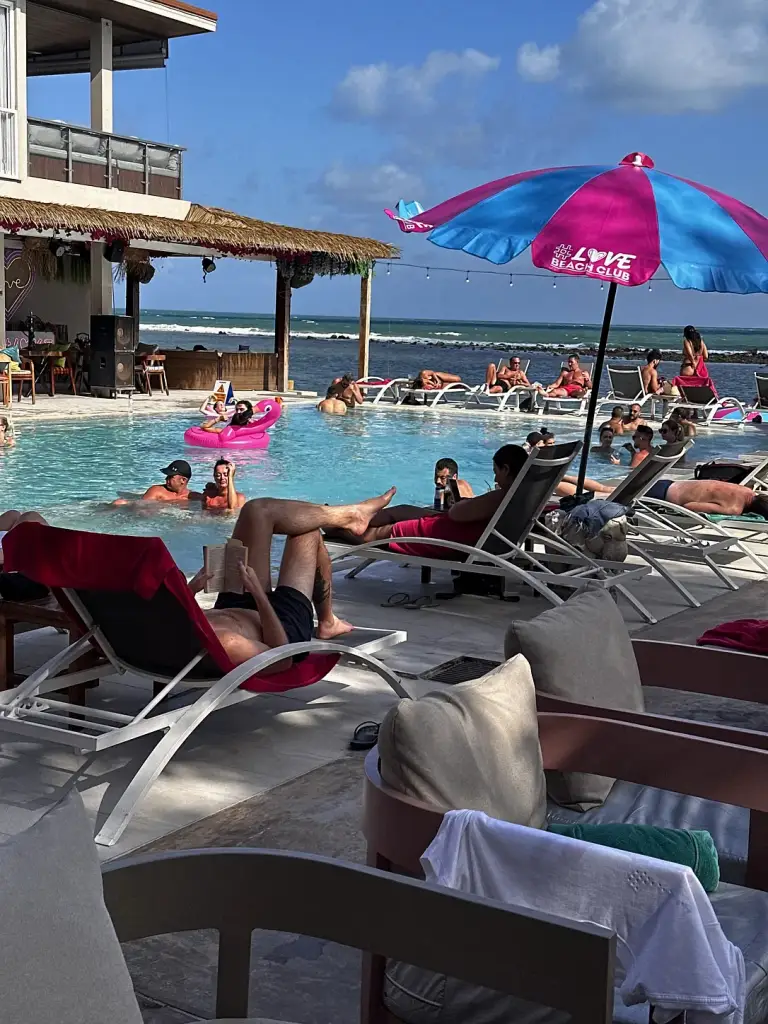 Die rosa Sonnenschirme am Pool - Love Beach Club & Resort, Koh Samui
