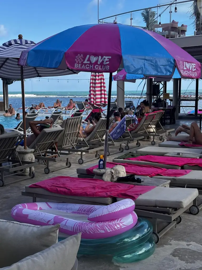 Ein Sonnenschirm und Schwimmtiere mit Blick aufs Meer - Love Beach Club & Resort, Koh Samui
